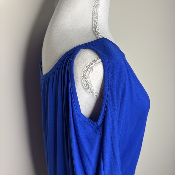 Arden B Blue Cold Shoulder Keyhole Long Top. Small - Picture 2 of 9